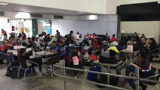passageiros-aguardam-na-area-de-embarque-do-aeroporto-internacional-de-manaus-foto-hariel-fontenelle-g1