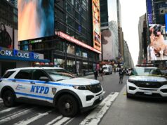 Mulher que esfaqueou 2 na Times Square é cercada e baleada por policiais em Nova York