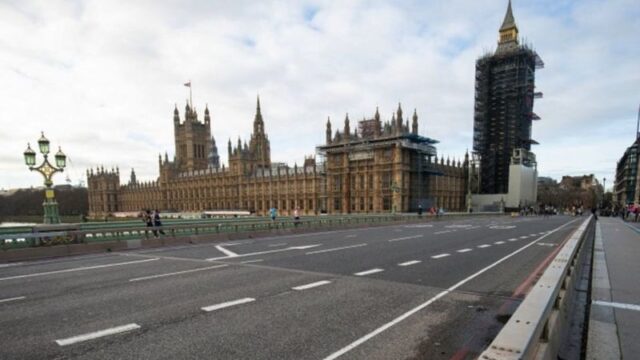 PA MEDIA Legenda da foto, Ruas de Londres ficaram desertas durante lockdown; Reino Unido inicia relaxamento das medidas restritivas