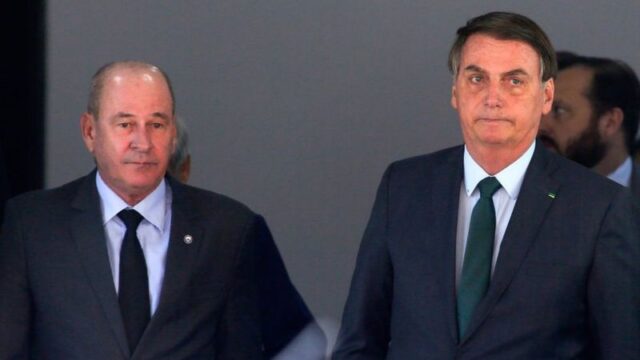 GETTY IMAGES Legenda da foto, 'Saio na certeza da missão cumprida', disse Azevedo em nota, ao sair do Ministério da Defesa