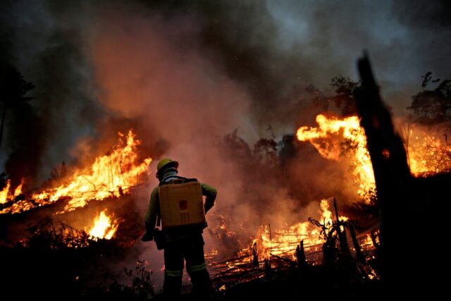 Na foto, membro da brigada de incêndio do Ibama tenta controlar as chamas em um ponto de queimada em Apuí, no Amazonas, no dia 11 de agosto de 2020. — Foto: Ueslei Marcelino/Reuters