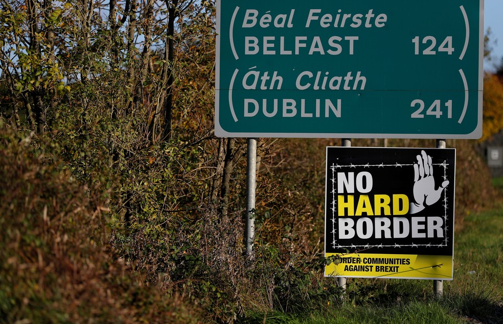 Imagem de placa que pede para que não haja marcação de fronteira entre Irlanda e Irlanda do Norte — Foto: Phil Noble/Reuters