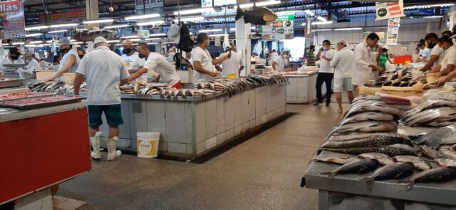 Primeiro dia de horário estendido em feiras de Manaus tem movimentação baixa, dizem feirantes — Foto: Francisco Milton/Rede Amazônica