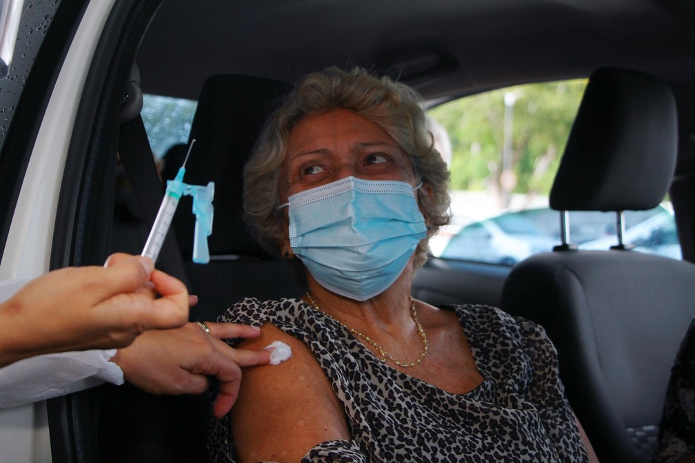 Joventina Alecrim Gomes de 82 anos, é vacinada contra Covid-19 em sistema de drive-thru, com a vacina da Oxford/Astrazeneca, no primeiro dia de vacinação para idosos, nesta sexta-feira (29) em Manaus (AM). — Foto: EDMAR BARROS/FUTURA PRESS/FUTURA PRESS/ESTADÃO CONTEÚDO