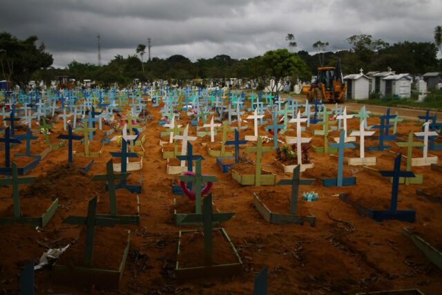 Área aberta em Janeiro de 2021 para sepultamentos de vítimas da Covid-19 é vista totalmente ocupada, no Cemitério Nossa Senhora Aparecida, nesta quinta-feira (04) em Manaus (AM). — Foto: EDMAR BARROS/FUTURA PRESS/FUTURA PRESS/ESTADÃO CONTEÚDO
