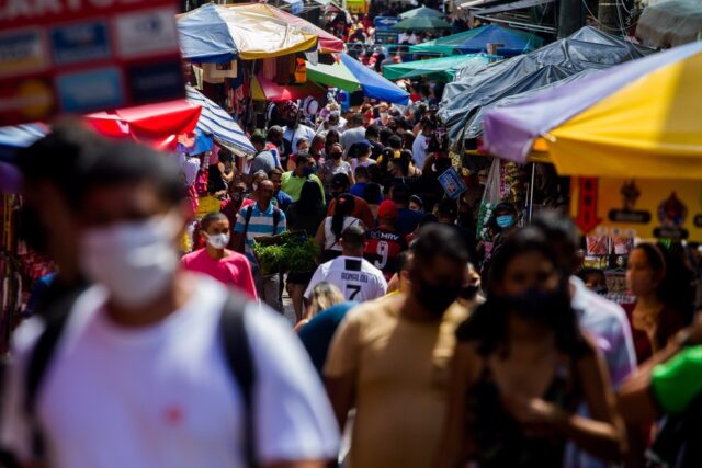 Movimentação de consumidores no centro de Manaus (AM). — Foto: Aguilar Abecassis/Photopress/Estadão Conteúdo