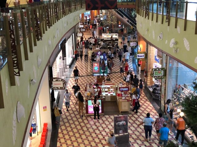 Shoppings passam a funcionar em novo horário, segundo decreto publicado pelo governo. — Foto: Rebeca Beatriz/G1 AM