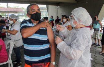 Manaus inicia vacinação de pessoas de 56 anos com doenças preexistentes contra a Covid-19