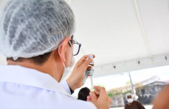 2ª dose da vacina contra a Covid-19 é aplicada em Manaus; 1ª dose continua suspensa