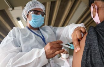 Manaus vacina pessoas de 55 a 57 anos com doenças preexistentes