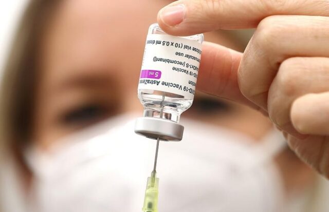profissional-de-saude-prepara-dose-da-vacina-da-astrazeneca-contra-covid-19