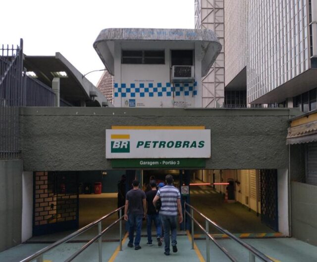 agentes-da-pf-cumprem-mandados-de-busca-e-apreensao-na-sede-da-petrobras