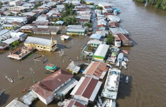100% inundada pela cheia no AM, Anamã recebe balsa hospital