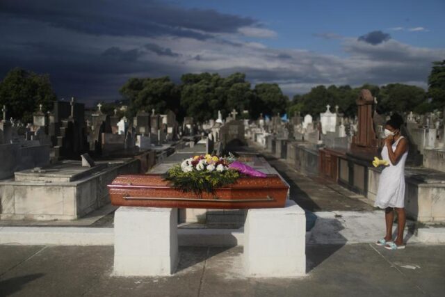 mulher-acompanha-enterro-da-mae-que-morreu-de-covid-19-em-cemiterio-do-rio