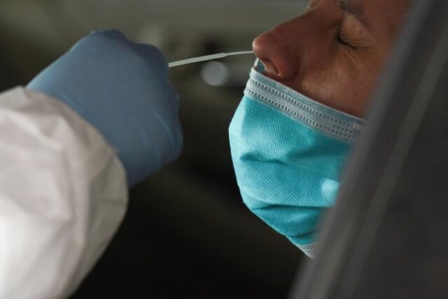 profissional-aplica-teste-do-tipo-rt-pcr-para-deteccao-do-novo-coronavirus