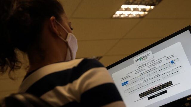 estudante-confere-cartao-resposta-do-enem-digital-2020