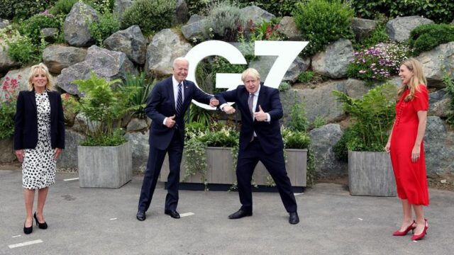 joe-biden-e-boris-johnson-se-cumprimentam-em-cornualha-antes-de-cupula-do-g7