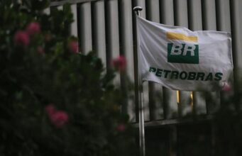 Governo avalia projeto de lei para privatizar a Petrobras; entenda como