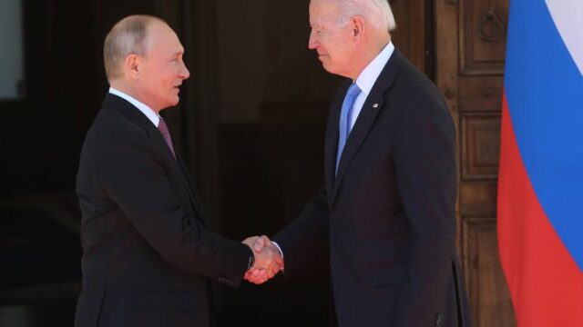 vladimir-putin-e-joe-biden-apertam-maos-em-genebra-na-suica