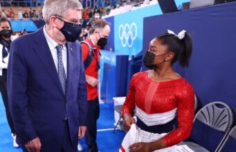 Presidente do COI, Thomas Bach, elogia coragem de Simone Biles