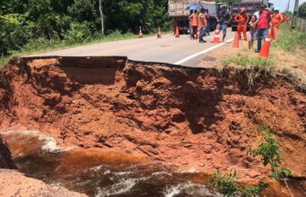 Passagem de veículos é restabelecida em trecho que cedeu na BR-319 no AM