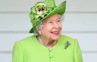 Rainha Elizabeth II ficará em repouso após internação em hospital
