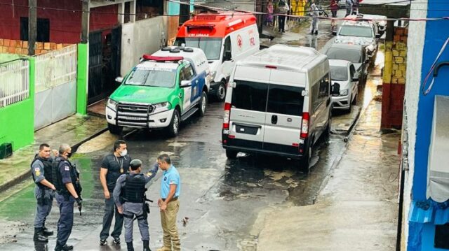 Movimentação na rua onde ocorre o sequestro é tensa.