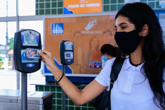 Alunos devem estar com dados atualizados para obter Passe Livre Estudantil em Manaus. — Foto: Divulgação