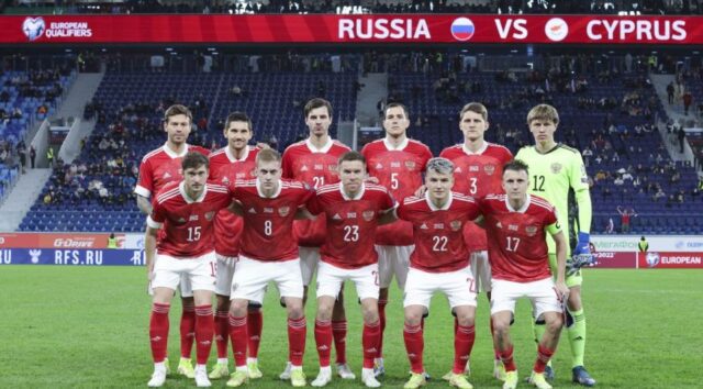 Seleção masculina da Rússia perfilada para o jogo contra o Chipe, nas eliminatórias da Euro, na Gazprom Arena, em São Petersburgo (11.nov.2021) Mikhail Shapaev/União de Futebol da Rússia
