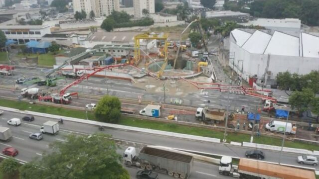 Cratera aberta na Marginal Tietê, em São Paulo, após incidente em obra do Metrô é preenchida com concreto; veja imagens e relembre histórico da construção Crédito: Reprodução/CNN Brasil (2.fev.2022)