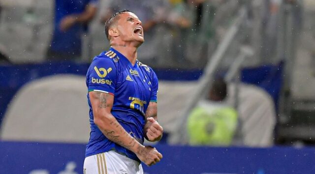 Edu faz o gol da vitória do Cruzeiro contra o Democrata em partida válida pela 5º rodada do Campeonato Mineiro GLEDSTON TAVARES/FRAMEPHOTO/ESTADÃO CONTEÚDO