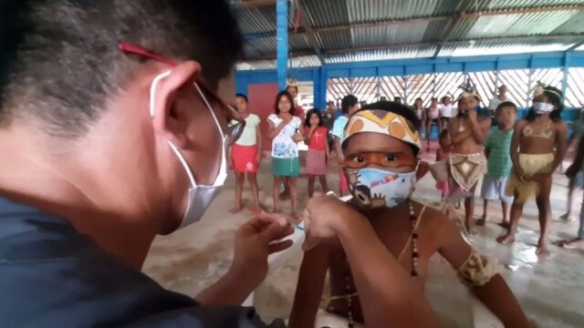 crianca-indigena-vacinada-2