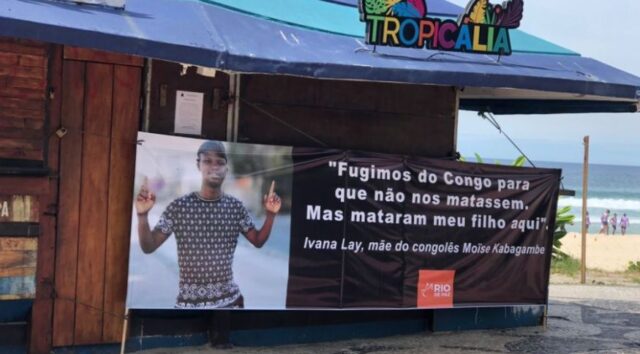 Faixa com a foto de Moïse Kabagambe foi presa ao quiosque onde o rapaz foi assassinado Isabelle Saleme/CNN