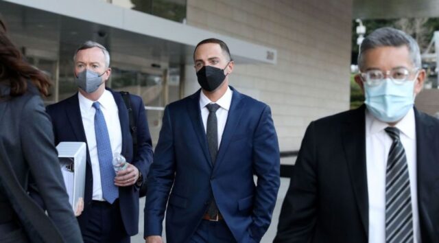 Zachary Horwitz ladeado pelos advogados Ryan Hedges, à esquerda, e Anthony Pacheco, foi condenado a 20 anos de prisão por esquema Ponzi Gary Coronado/Getty Images