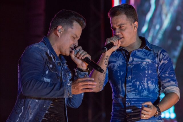 João Neto e Frederico fazem lelelê no palco do Ribeirão Country Fest 2018, em Ribeirão Preto, SP — Foto: Érico Andrade/G1