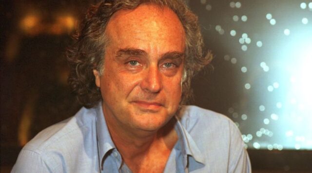 O cineasta, escritor, crítico e colunista, Arnaldo Jabor, posa para foto durante entrevista concedida em São Paulo, em março de 1995 MILTON MICHIDA