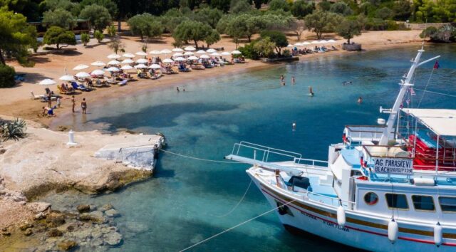 Praia em Spetses, ilha grega próxima a Hidra que serviu como pano de fundo para a narrativa de
