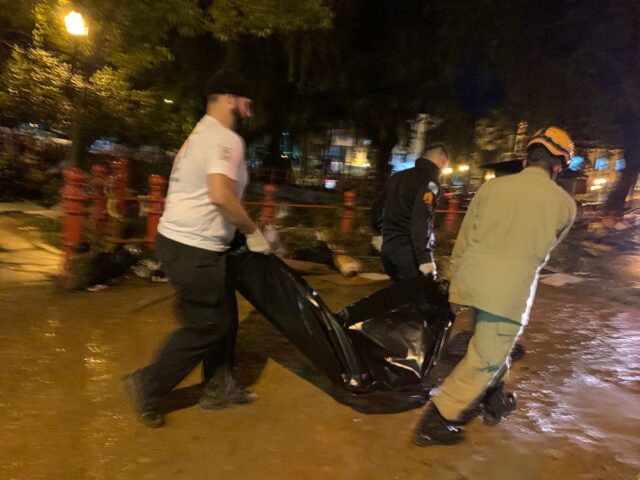 Corpos começaram a ser recolhidos após baixa do nível do rio no Centro de Petrópolis — Foto: Arquivo pessoal