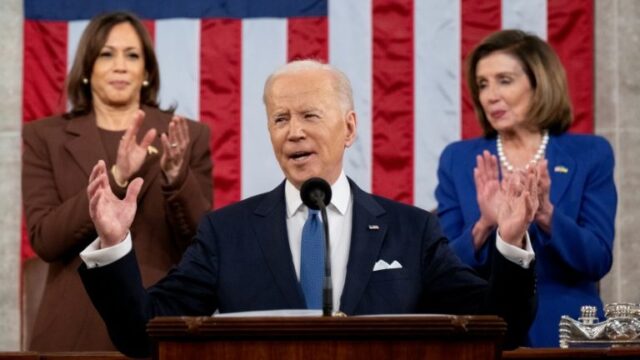 O presidente Joe Biden é aplaudido pela vice-presidente Harris (E) e a presidente do Congresso Nancy Pelosi durante o discurso sobre o Estado da União em 1 de março de 2022 no Congresso americano (Crédito: POOL/AFP)