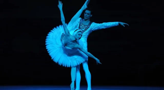 Os bailarinos Alyona Kovalyova eJacopo Tissi como Odette/Odile e o Príncipe Siegfried no Ballet de Bolshoi Corbis via Getty Images