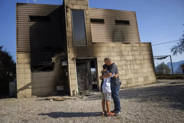 Funcionária do serviço de limpeza urbana de Madri, na Espanha, lava ruas da cidade para refrescar asfalto, em 19 de julho de 2022. — Foto: AP Homem abraça filho diante da casa da família, no nordeste da Espanha, queimada por um dos centenas de focos de incêndios ativos na Espanha, em 19 de julho de 2022. — Foto: AP
