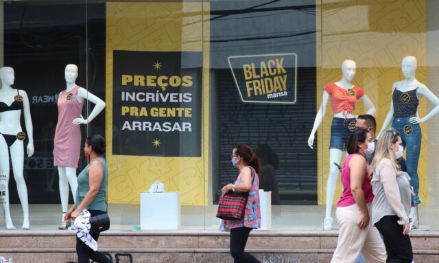 São Paulo - Movimento no comércio na semana do Black Friday em Pinheiros.
