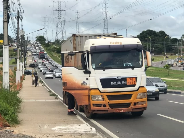 carreta-para-na-avenida-das-torres-apos-ser-bloqueada-por-rastreador-foto-guilherme-fragas-rede-amazonica