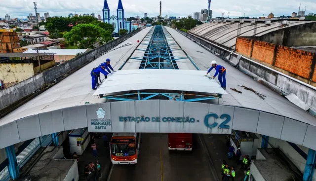 prefeitura-de-manaus-segue-com-reforma-do-terminal-2-com-troca-de-telhas-e-pintura-do-local-2 (1)