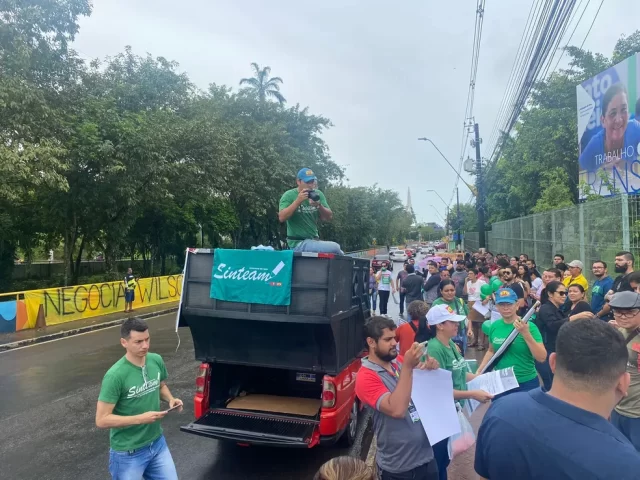 professores-do-sinteam-protestam-em-frente-a-sede-do-governo-do-amazonas-foto-jucelio-paiva-rede-amazonica