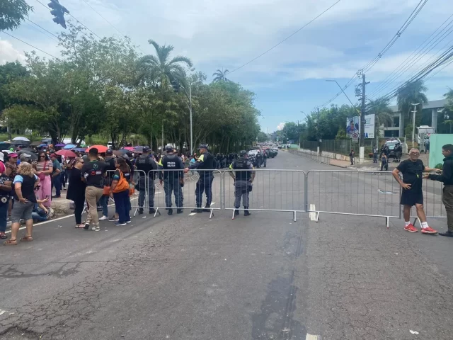 em-greve-professores-fazem-protesto-em-frente-a-sede-do-governo-do-amazonas-e-transito-e-alterado-foto-jucelio-paiva-rede-amazonica