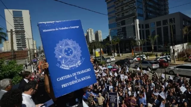 protesto-com-carteira-de-trabalho-foto-anamatra