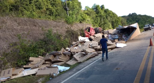 carreta-tomba-carga-tvs-am