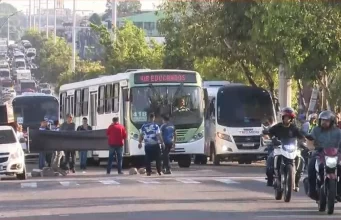Transporte especial protesta em Manaus e manifestação deixa trânsito lento na Zona Leste