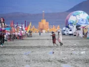 Chuvas e lama barram saída de 70 mil pessoas de festival em deserto nos EUA; polícia investiga morte